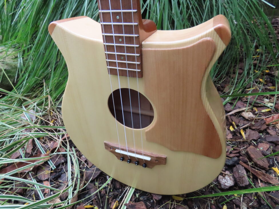 CROWN ROYALE BARITONE UKULELE - NZ Kauri with Spruce top
