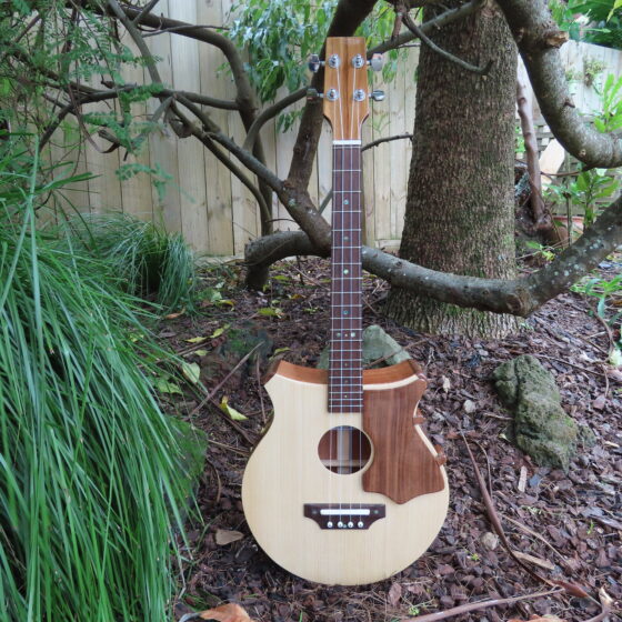 CROWN ROYALE BARITONE UKULELE - Mahogany with Spruce top